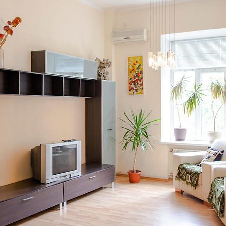 Апартаменти 3-Кімнатні В Центрі, Метро Театральна Kiev Bagian luar foto